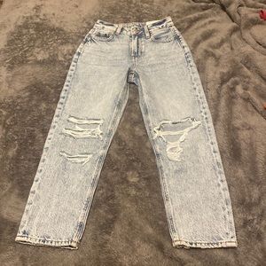 Light wash American Eagle Mom Jeans
